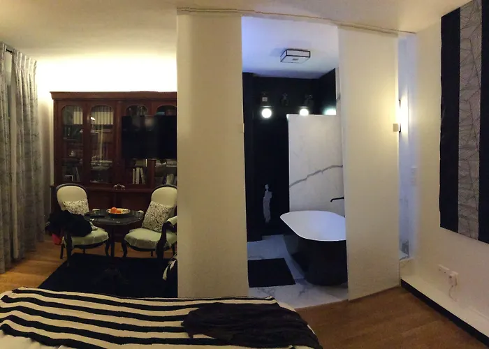 Bed and Breakfast Le Jardin De Rochegrosse à Levallois-Perret